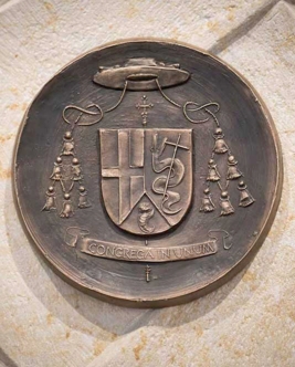 Bronzewappen-Bischof-Baetzing-Limburg-an-Kathedra_frontal.jpg